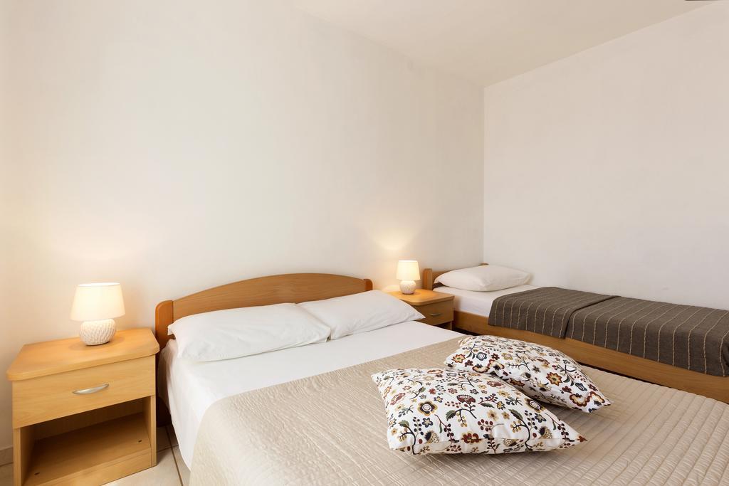 Apartments Renata Pinezići エクステリア 写真
