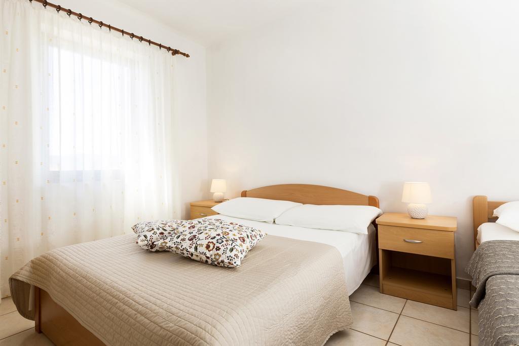 Apartments Renata Pinezići エクステリア 写真